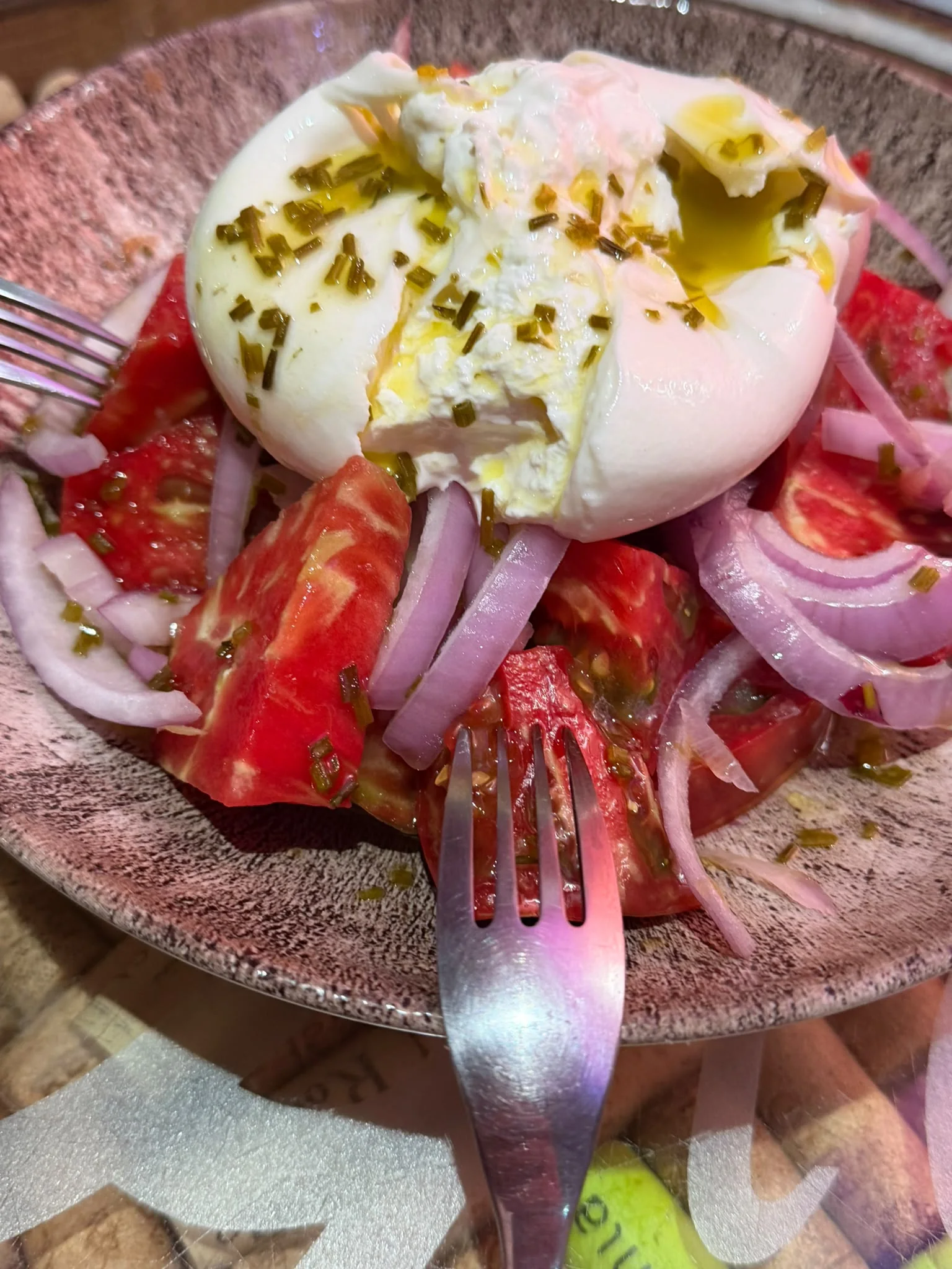 Tomate, cebolla morada y Burrata de Puglia sobre salmorejo
