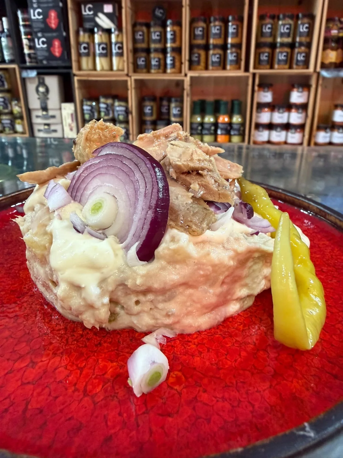 Ensaladilla con ventresca de atún, cebolla morada y mayo de piparra